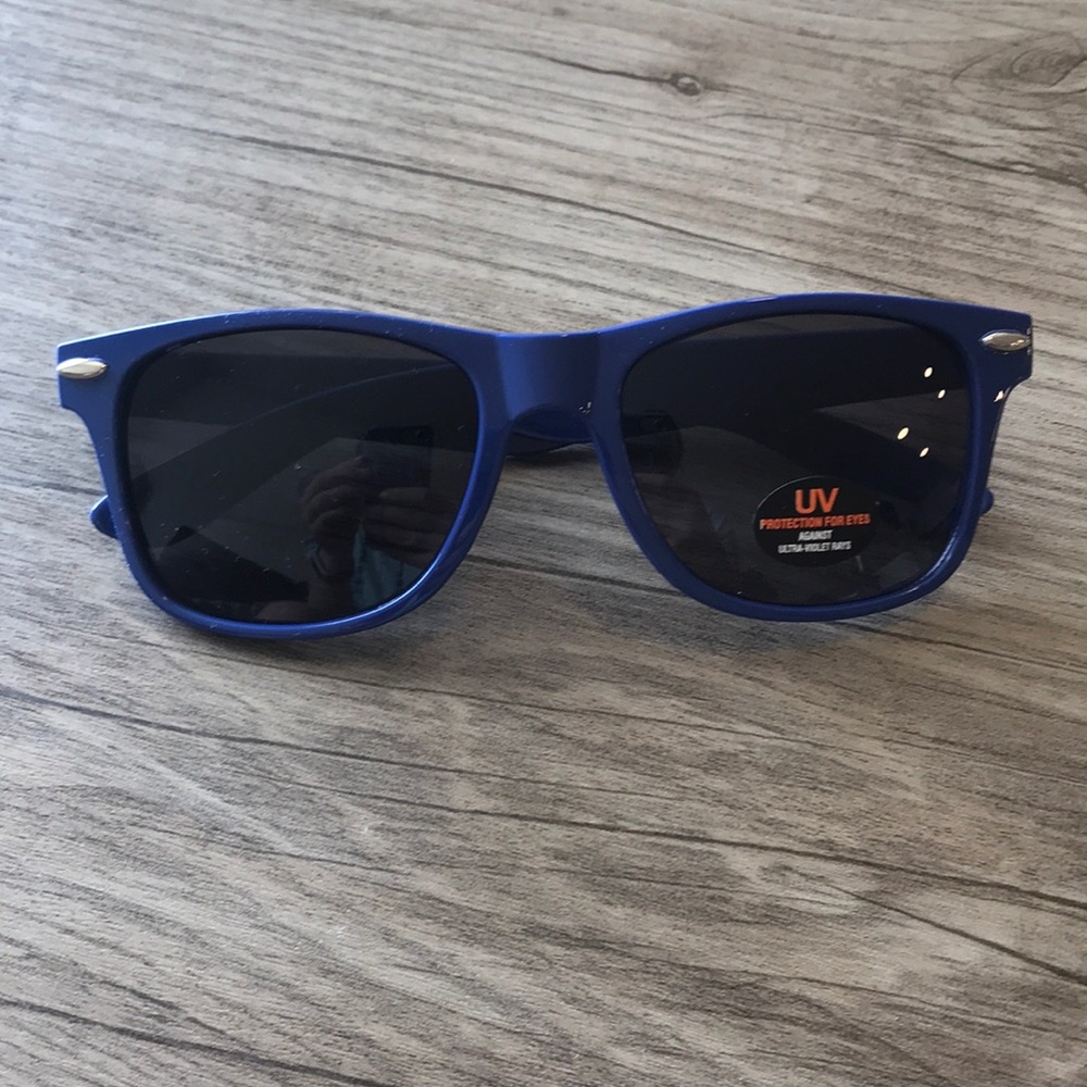 Never Worn-Wayfarer style sunglasses